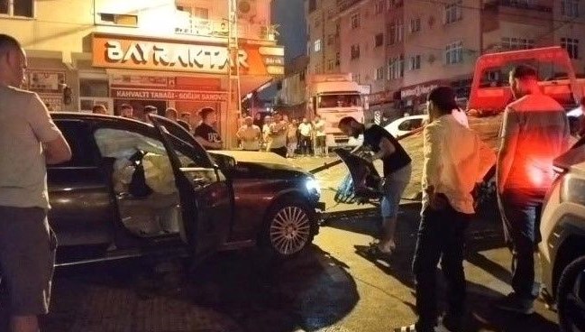 Sultanbeyli’de ters yönde ilerleyen otomobil seyir halindeki araca çarptı: 2 yaralı